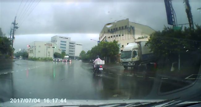 無人卡車衝出！網友：差點晚7天回家