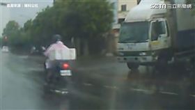 貨車直直撞，網轟：機車騎士差點「晚七天回家」。