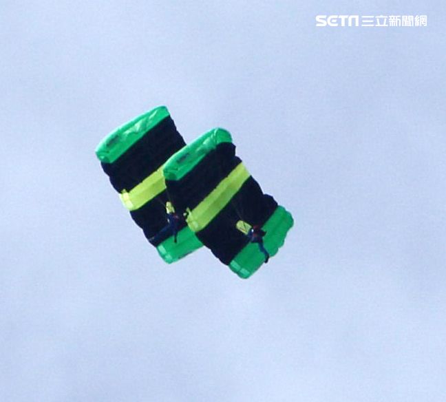 神龍小組成員執行4,500英呎高空疊傘，展現高難度「扇形、踩肩」表演。（記者邱榮吉/攝影）