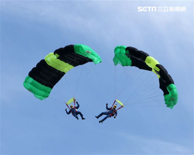 神龍小組成員執行4,500英呎高空疊傘，展現高難度「扇形、踩肩」表演。（記者邱榮吉/攝影）