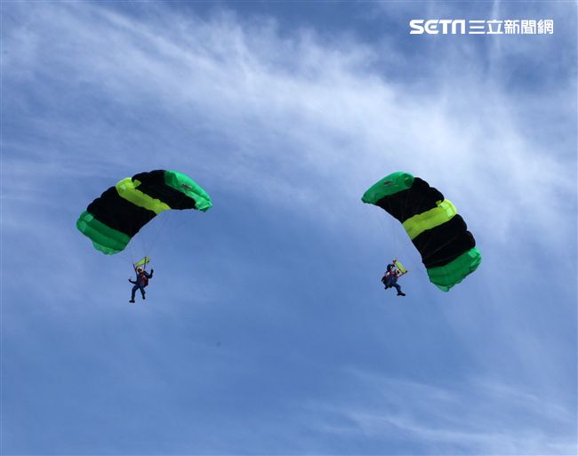 神龍小組成員執行4,500英呎高空疊傘，展現高難度「扇形、踩肩」表演。（記者邱榮吉/攝影）