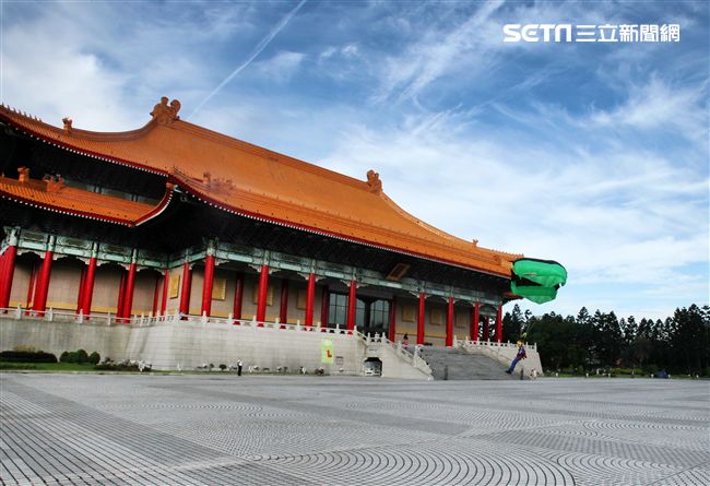 陸軍「神龍小組高空跳傘」在自由廣場前展現「翱翔天際現神龍｣由空訓中心派出8名神龍小組成員，攜帶國旗、三軍軍旗、彩帶、煙幕，區分兩波次實施，每波次各4員，執行4,500英呎高空疊傘「扇形、踩肩」及定點跳傘等操演任務。（記者邱榮吉/攝影）