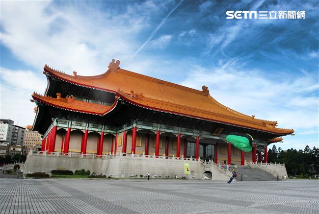 陸軍「神龍小組高空跳傘」在自由廣場前展現「翱翔天際現神龍｣由空訓中心派出8名神龍小組成員，攜帶國旗、三軍軍旗、彩帶、煙幕，區分兩波次實施，每波次各4員，執行4,500英呎高空疊傘「扇形、踩肩」及定點跳傘等操演任務。（記者邱榮吉/攝影）