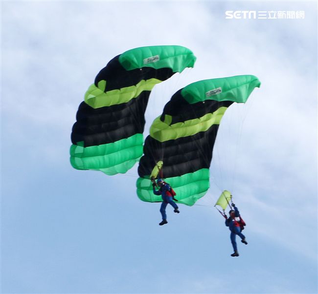 神龍小組成員執行4,500英呎高空疊傘，展現高難度「扇形、踩肩」表演。（記者邱榮吉/攝影）