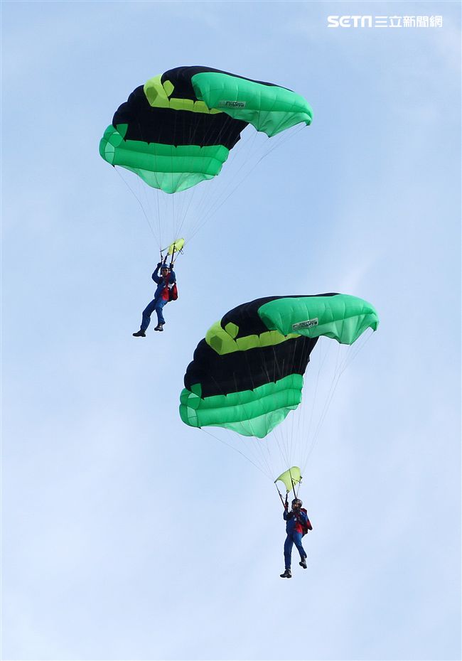 神龍小組成員執行4,500英呎高空疊傘，展現高難度「扇形、踩肩」表演。（記者邱榮吉/攝影）