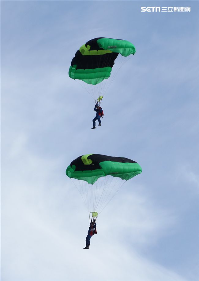 神龍小組成員執行4,500英呎高空疊傘，展現高難度「扇形、踩肩」表演。（記者邱榮吉/攝影）