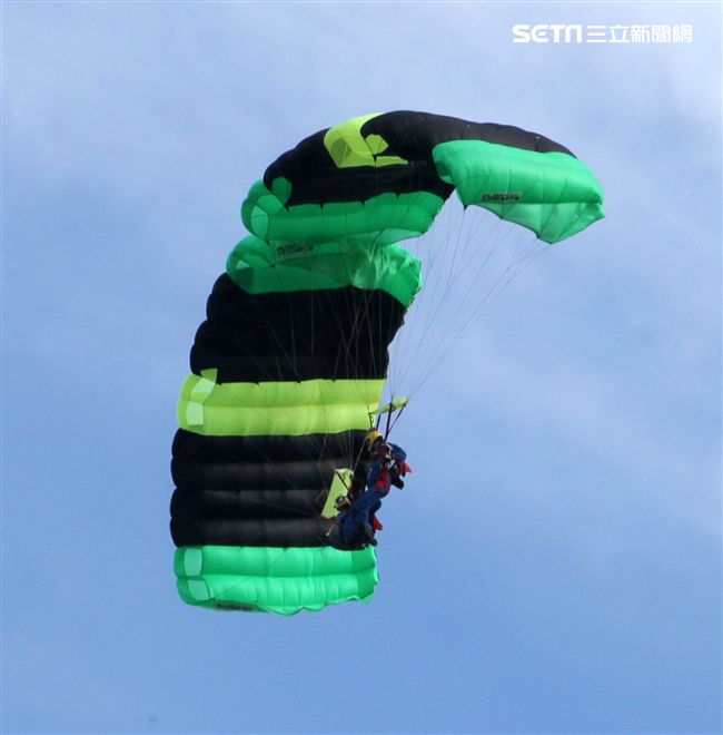 神龍小組成員執行4,500英呎高空疊傘，展現高難度「扇形、踩肩」表演。（記者邱榮吉/攝影）