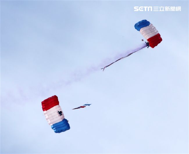 神龍小組成員攜帶彩帶、煙幕。（記者邱榮吉/攝影）