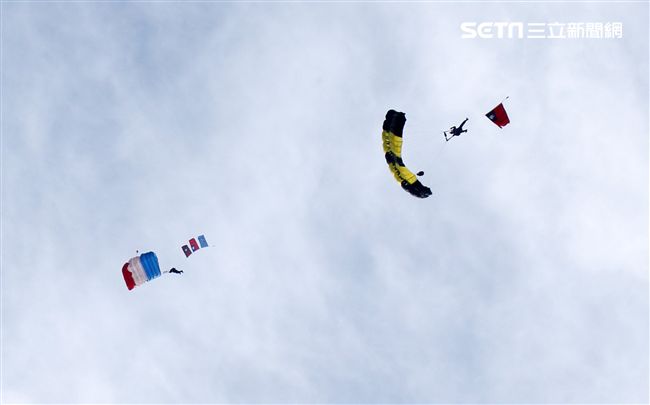 神龍小組成員攜帶國旗、三軍軍旗。（記者邱榮吉/攝影）