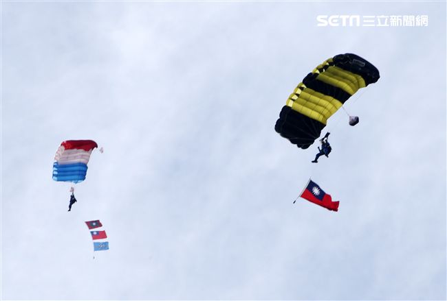 神龍小組成員攜帶國旗、三軍軍旗。（記者邱榮吉/攝影）