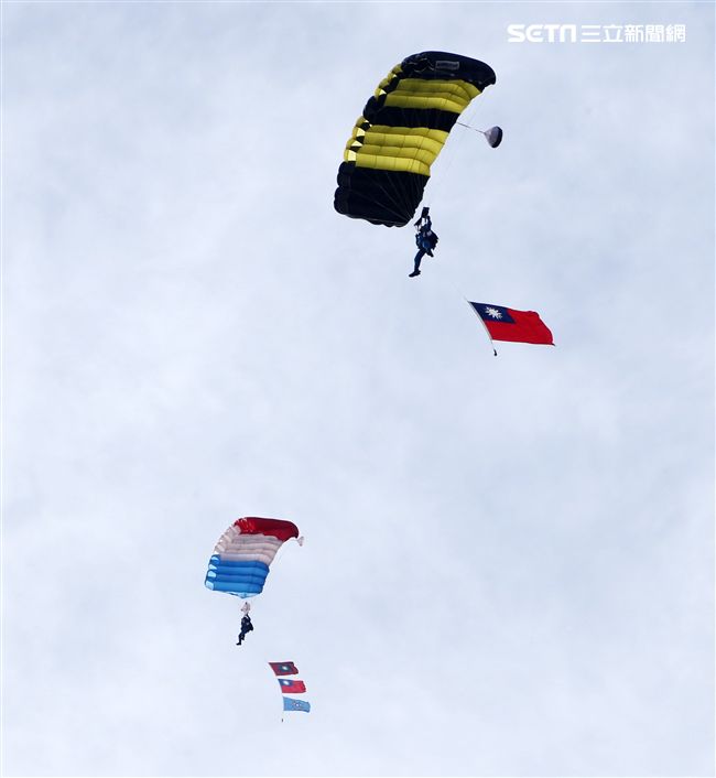 神龍小組成員攜帶國旗、三軍軍旗。（記者邱榮吉/攝影）