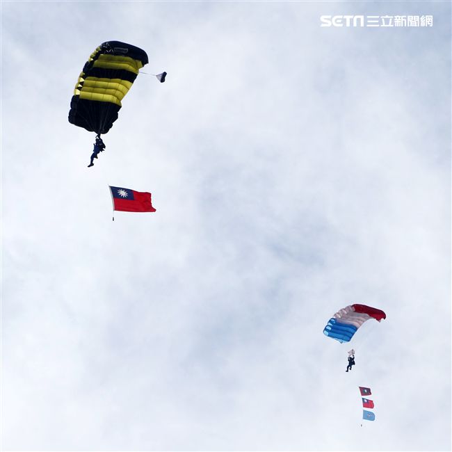 神龍小組成員攜帶國旗、三軍軍旗。（記者邱榮吉/攝影）