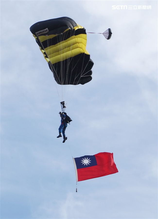 神龍小組成員攜帶國旗、三軍軍旗。（記者邱榮吉/攝影）