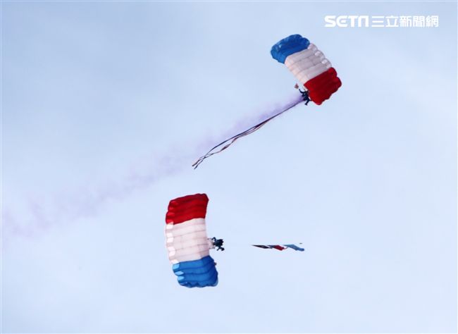 神龍小組成員攜帶彩帶、煙幕。（記者邱榮吉/攝影）