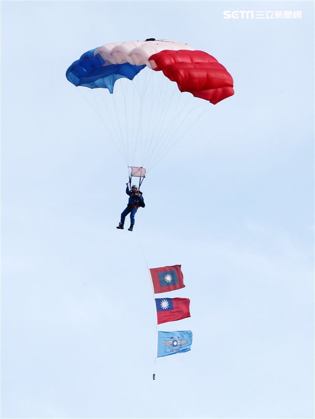 神龍小組成員攜帶國旗、三軍軍旗。（記者邱榮吉/攝影）