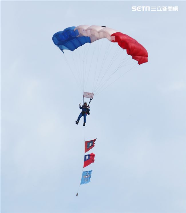 神龍小組成員攜帶國旗、三軍軍旗。（記者邱榮吉/攝影）
