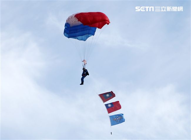 神龍小組成員攜帶國旗、三軍軍旗。（記者邱榮吉/攝影）