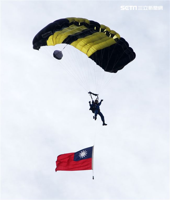 神龍小組成員攜帶國旗、三軍軍旗。（記者邱榮吉/攝影）