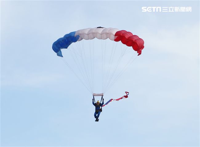 神龍小組成員攜帶彩帶、煙幕。（記者邱榮吉/攝影）