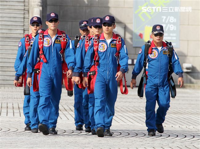 陸軍「神龍小組高空跳傘」在自由廣場前展現「翱翔天際現神龍｣完成定點跳傘等操演任務。（記者邱榮吉/攝影）