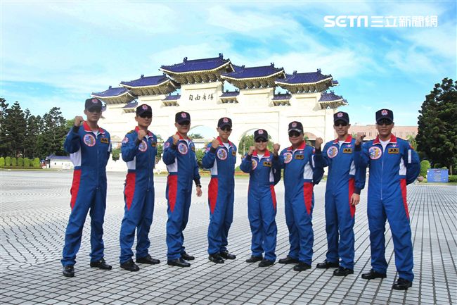 陸軍「神龍小組高空跳傘」在自由廣場前展現「翱翔天際現神龍｣完成定點跳傘等操演任務。（記者邱榮吉/攝影）