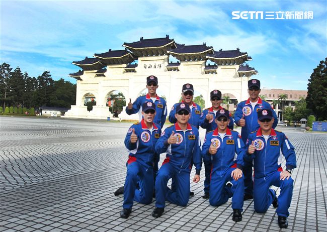 陸軍「神龍小組高空跳傘」在自由廣場前展現「翱翔天際現神龍｣完成定點跳傘等操演任務。（記者邱榮吉/攝影）