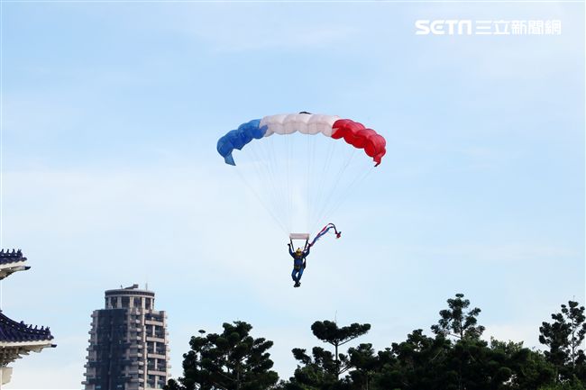 神龍小組成員攜帶彩帶、煙幕。（記者邱榮吉/攝影）