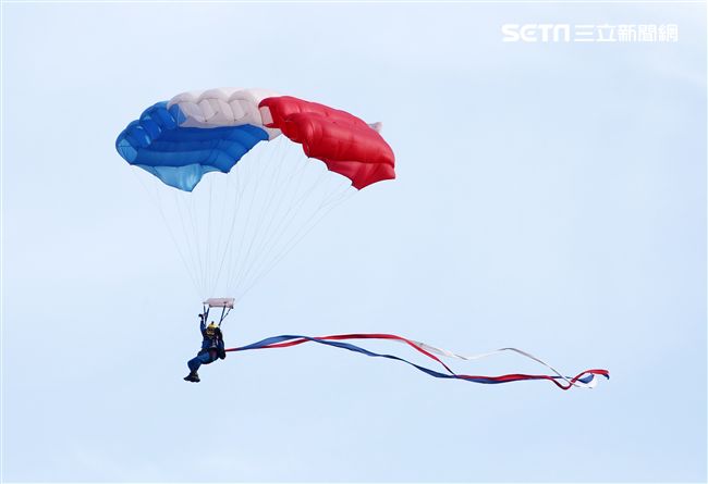 神龍小組成員攜帶彩帶、煙幕。（記者邱榮吉/攝影）