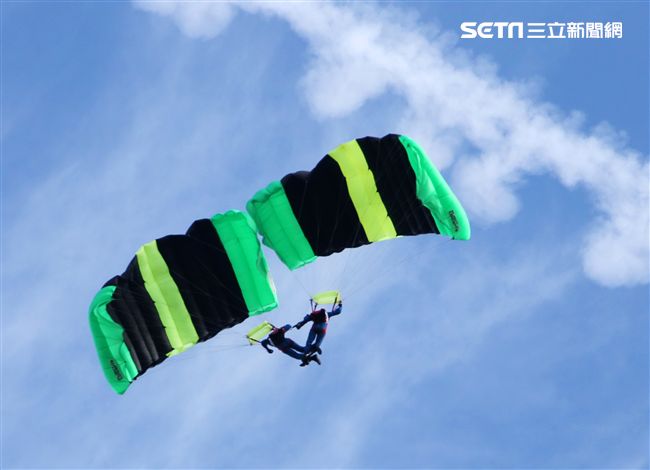 神龍小組成員執行4,500英呎高空疊傘，展現高難度「扇形、踩肩」表演。（記者邱榮吉/攝影）