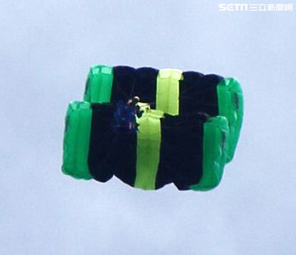 神龍小組成員執行4,500英呎高空疊傘，展現高難度「扇形、踩肩」表演。（記者邱榮吉/攝影）