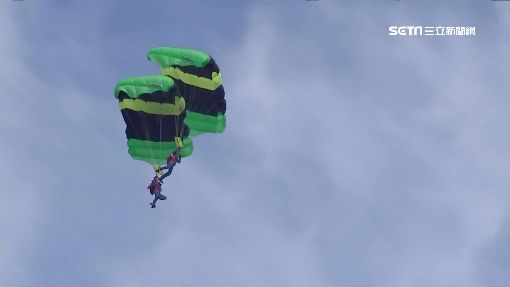 驚艷!女神龍秀美技 "高空疊傘"降落自由廣場