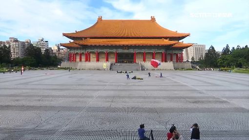 驚艷!女神龍秀美技 "高空疊傘"降落自由廣場