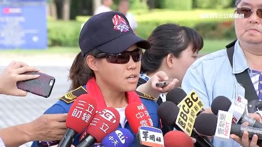 驚艷!女神龍秀美技 "高空疊傘"降落自由廣場