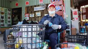 擁有國立大學碩士學位的黃昭榮（圖），因車禍成為植物人，後來又奇蹟般甦醒，卻從此失明，一度想自我了斷的他，最後投身環保，找回自我。（慈濟基金會提供）
中央社記者江俊亮傳真　106年7月5日