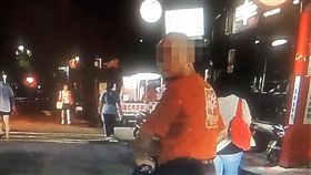 李男開車至天母SOGO購物，途經福華路遭遇老翁擋路，雙方發生短暫口角，事後李男愛車遭人刮花，直覺是老翁所為（翻攝畫面）