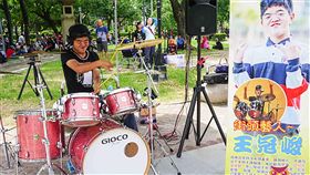 台中特殊教育學校學生王冠峻一出生就被判定中度多重障礙，但他苦練爵士鼓，從全國285位推薦名單中脫穎而出，拿下今年總統生命教育獎。（網銀基金會提供）中央社