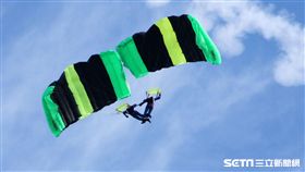 陸軍「神龍小組高空跳傘」在自由廣場前展現「翱翔天際現神龍｣由空訓中心派出8名神龍小組成員，攜帶國旗、三軍軍旗、彩帶、煙幕，區分兩波次實施，每波次各4員，執行4,500英呎高空疊傘「扇形、踩肩」及定點跳傘等操演任務。（記者邱榮吉/攝影）