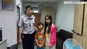 竹圍派出所值班警員楊孟翰與母子開心合照。（圖／翻攝畫面）