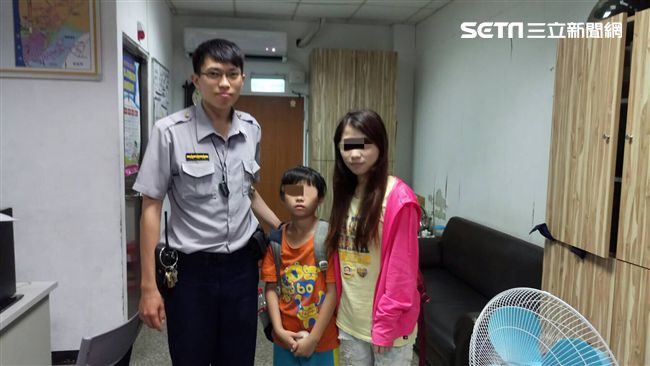 男童睡著搭過站　淡水警化身超級奶爸