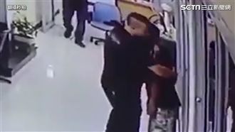 男持刀闖警局　暖警擁抱化解危機