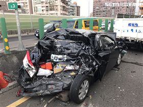 夾在中間的黑色轎車車頭車毀幾近全毀。（圖／翻攝畫面）