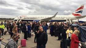 英國,機場,曼徹斯特,Manchester Airport,包裹,炸彈,旅客（圖／翻攝自推特）
http://www.dailystar.co.uk/news/latest-news/627409/Manchester-Airport-Terminal-3-evacuated-suspicious-bag-police