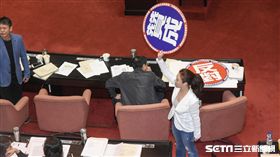 立法院長蘇嘉全主持臨時會，前瞻法案逐條表決，國民黨立委舉牌贊成　圖／記者林敬旻攝