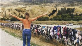 想朝聖！紐西蘭柵欄太性感　女性胸罩隨風飄揚
圖／翻攝自bennettlaurajo IG
https://www.instagram.com/p/BRNeYhBjtgA/