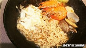 ▲阿發師現場烹煮金香拉麵。（圖／記者林辰彥攝影）