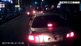 網友發現前方駕駛一邊開車一邊抓寶。（圖／翻攝畫面）