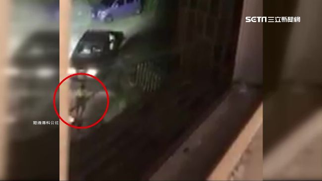 亂停車出不去　猛男徒手扳開柵欄