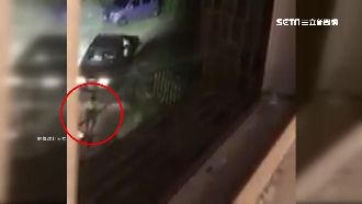 亂停車出不去　猛男徒手扳開柵欄