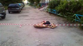 無業男沒錢下葬，把媽媽棄屍路邊（圖／翻攝自鏡報）
