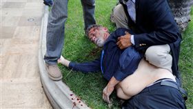 ▲政府支持者持棍棒闖進議會大門。（圖／路透社／達志影像）